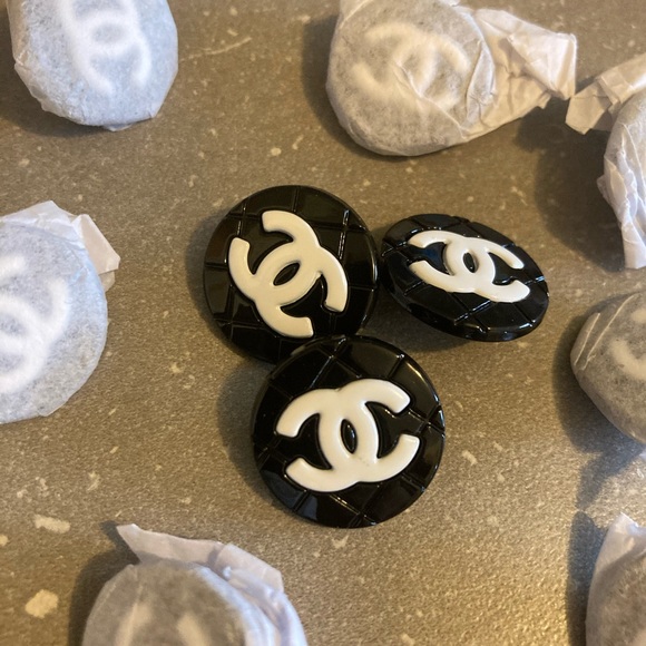 Genuine Coco Chanel Buttons. - Picture 3 of 9